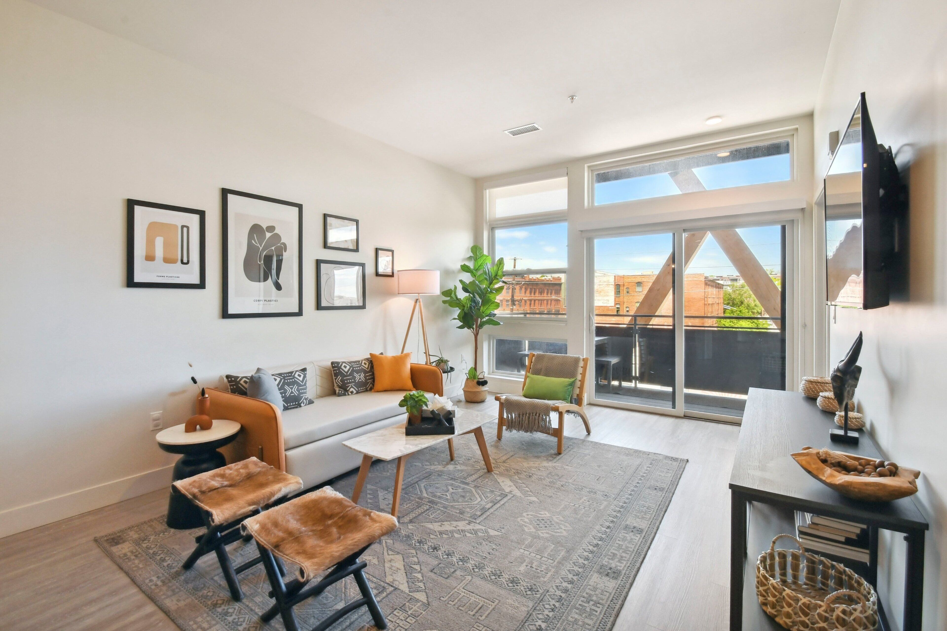Condo, 1 cama Queen size, balcón, vista a la ciudad (unit 306) | Área de sala de estar | Televisión de 40 cm con canales digitales 