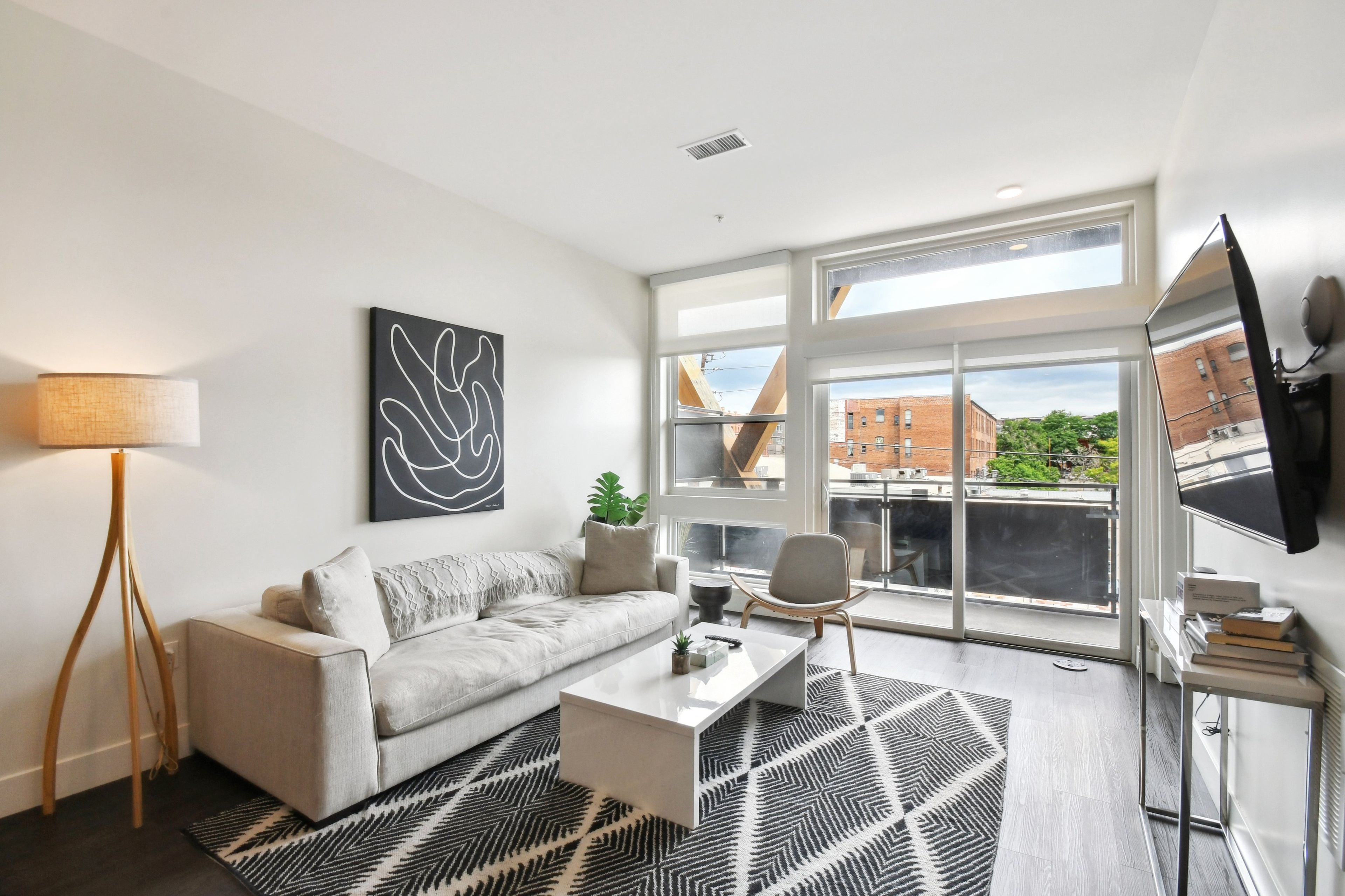 คอนโด, หลายเตียง, ห้องครัว, วิวภูเขา (Unit 206) | บริเวณนั่งเล่น | ทีวี 40 ซม. พร้อมช่องดิจิตอล