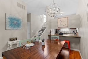 Dining - Welcoming Lafayette Square Home - JZ Vacation Rentals (St. Louis)