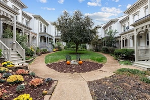 Property grounds - Welcoming Lafayette Square Home - JZ Vacation Rentals (St. Louis)