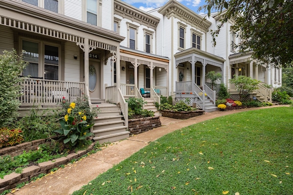 Exterior - Welcoming Lafayette Square Home - JZ Vacation Rentals (St. Louis)