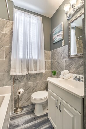 Designer toiletries - 4609 Wilcox Ave - STR (St. Louis)