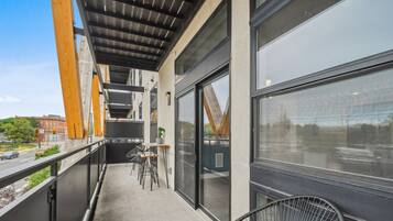 Bloc d'apartaments, diversos llits, cuina (Unit 203) | Balcó