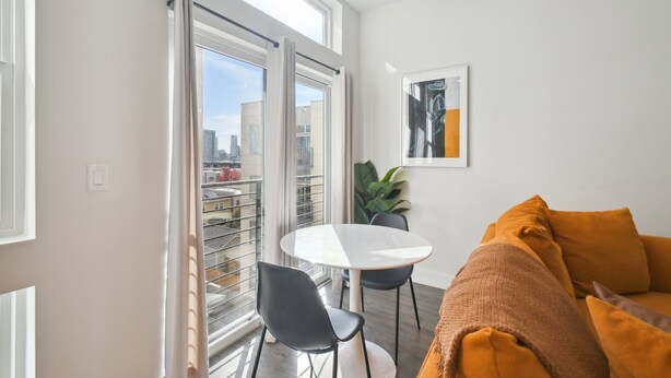 Kondominium, 1 Tempat Tidur King, balkon (Unit 400) | Area keluarga
