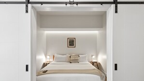 Kondominium, 1 Tempat Tidur King, balkon (Unit 400) | 2 kamar tidur dan didekorasi berbeda-beda