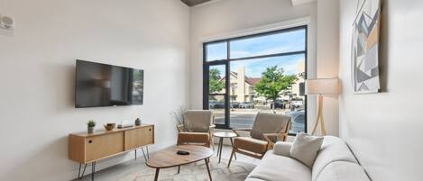 Condo, varias camas, cocina (Unit 102) | Área de sala de estar