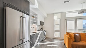 Kondominium, 1 Tempat Tidur King, balkon (Unit 400) | Dapur pribadi | Meja makan