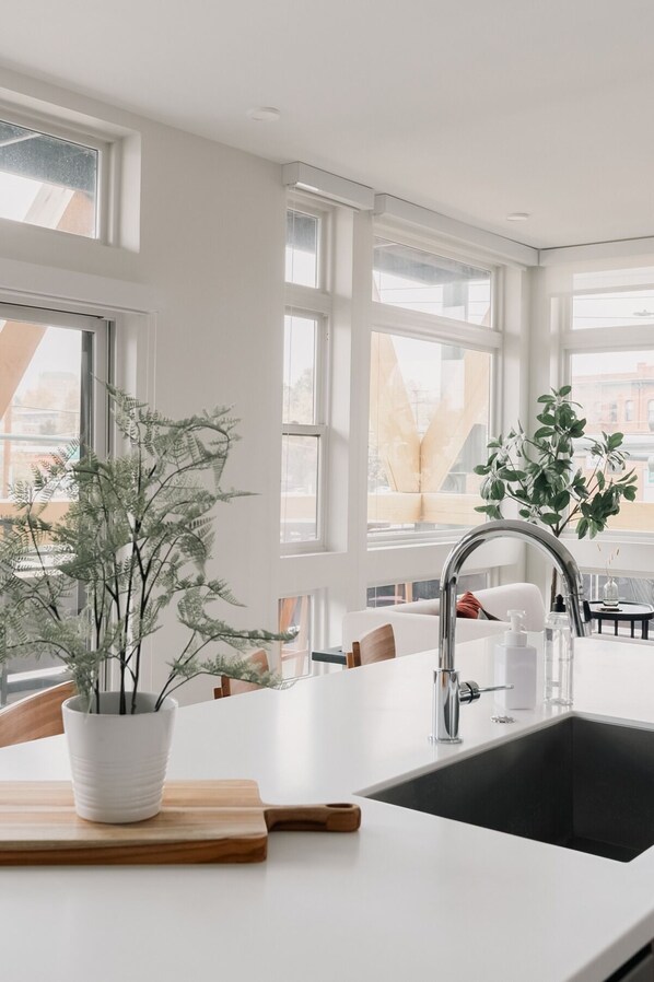 Condo, várias camas, cozinha (unit 204) | Parte interna