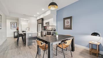 Bloc d'apartaments, diversos llits, balcó, vistes a la ciutat (#U402 Peekaboo Views) | Servei de restauració