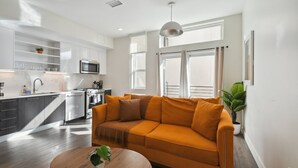 Kondominium, 1 Tempat Tidur King, balkon (Unit 400) | Area keluarga