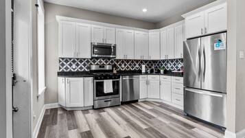 獨棟房屋, 多張床, 庭院, 城市景觀 | 私人廚房 | 電冰箱、微波爐、烤箱、爐台