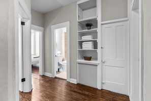 Interior - Designer Home in Shaw Right Side - JZ Vacation Rentals (St. Louis)