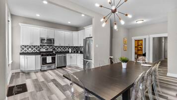 獨棟房屋, 多張床, 庭院, 城市景觀 | 私人廚房 | 電冰箱、微波爐、烤箱、爐台