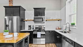 House, Multiple Beds, Patio, City View | Private kitchen | Fridge, microwave, oven, stovetop