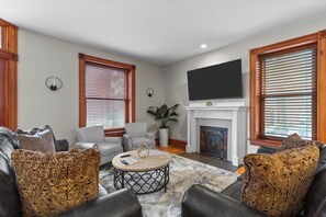 하우스, 킹사이즈침대 1개, 파티오, 시내 전망 | 거실 공간 | 케이블 채널 시청이 가능한 40인치 TV