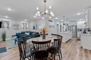 Dining - Blue Door Bungalow | JZ Vacation Rentals (St. Louis)