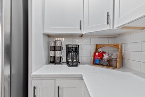 Fridge, microwave, oven, stovetop - Blue Door Bungalow | JZ Vacation Rentals (St. Louis)