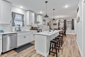 Fridge, microwave, oven, stovetop - Blue Door Bungalow | JZ Vacation Rentals (St. Louis)