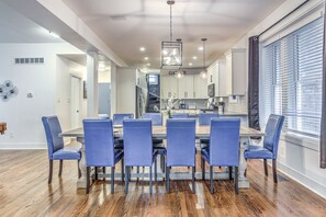 Dining - Expansive Downtown Home | JZ Vacation Rentals (St. Louis)