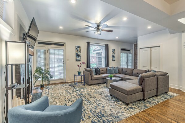 TV - Expansive Downtown Home | JZ Vacation Rentals (St. Louis)