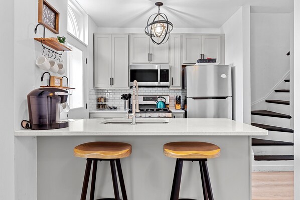 House, Multiple Beds, Balcony, City View | Private kitchen | Fridge, microwave, oven, stovetop - Cozy Family Getaway - JZ Vacation Rentals (St. Louis)