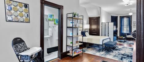 Room, 1 Queen Bed with Sofa bed, Patio, City View | Private kitchen | Fridge, microwave, oven, stovetop