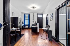 Quarto, 1 cama Queen e sofá-cama, varanda, vista para a cidade | Parte interna