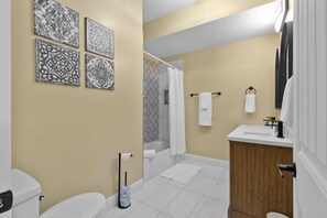 Ferienhaus, Mehrere Betten, Terrasse, Stadtblick | Badezimmer