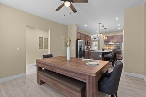 Dining - Red Brick Hideaway | JZ Vacation Rentals (St. Louis)