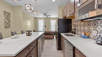 Lemari es, microwave, oven, dan kompor