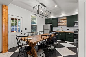 Dining - Wine Country Getaway | JZ Vacation Rentals (Washington)