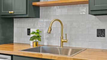 Talo, useita sänkyjä, patio, kaupunkinäköala | Yksityinen keittiö | Jääkaappi, mikroaaltouuni, uuni, liesi