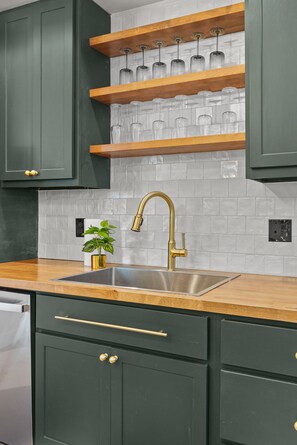 Huis, Meerdere bedden, terras, uitzicht op de stad | Privékeuken | Een koelkast, een microgolfoven, een oven, een kookplaat