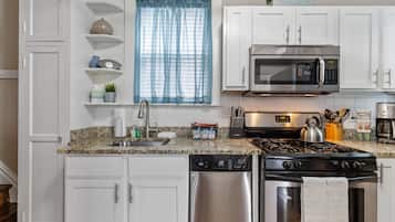 House, Multiple Beds, Kitchen, City View | Private kitchen | Fridge, microwave, oven, stovetop