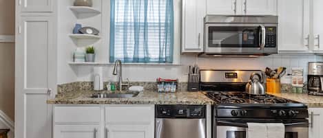 House, Multiple Beds, Kitchen, City View | Private kitchen | Fridge, microwave, oven, stovetop