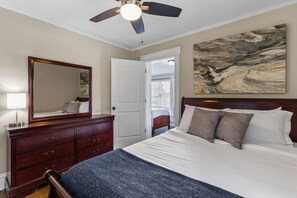 4 bedrooms, individually decorated, individually furnished, free WiFi - Forest Park Oasis | JZ Vacation Rentals (St. Louis)
