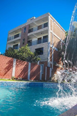 حمّام سباحة خارجي موسمي، مظلات على حمّام السباحة، مقاعد للتشمس