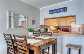 Dining - Oceanview condo overlooking the beach and pool, minutes from everything! (North Myrtle Beach)