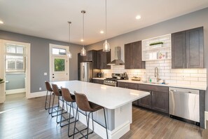 Casa, varias camas, patio, vistas a la ciudad | Cocina privada | Frigorífico, microondas, horno y placa de cocina