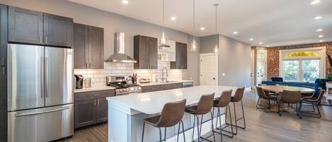 Kjøleskap, mikrobølgeovn, ovn og kokeplater