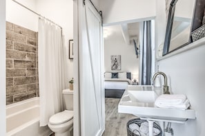 Amenidades de baño de diseñador, toallas, papel de baño