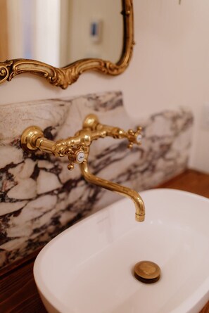 Een douche, een haardroger, handdoeken, zeep