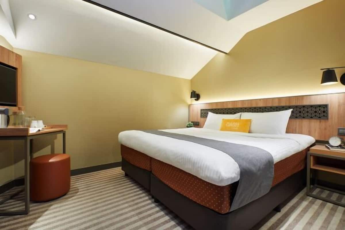 In-room safe, desk, iron/ironing board, free WiFi
