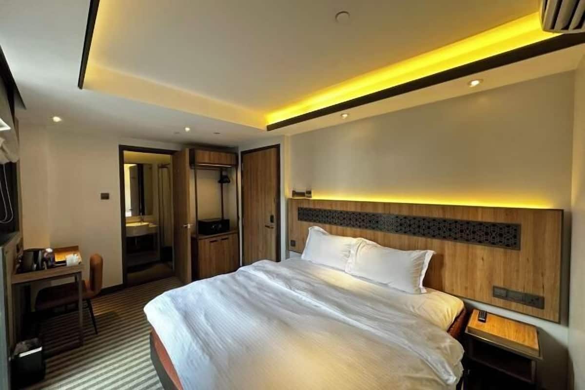 In-room safe, desk, iron/ironing board, free WiFi