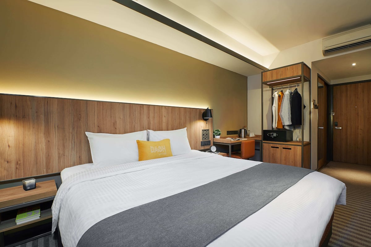Comfy Room | Brankas, meja kerja, setrika/meja setrika, dan Wi-Fi gratis
