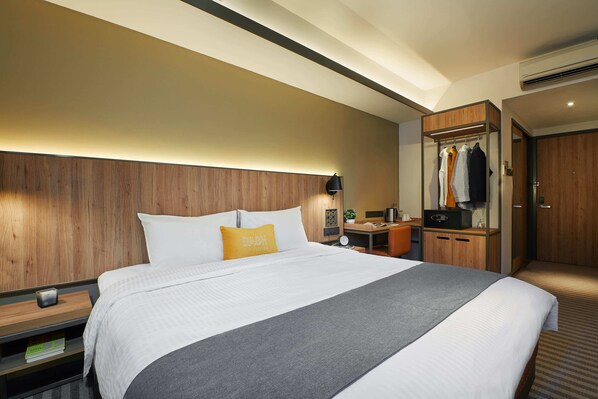 Comfy Room | ตู้นิรภัยในห้องพัก, โต๊ะทำงาน, เตารีด/โต๊ะรีดผ้า, Wi-Fi ฟรี