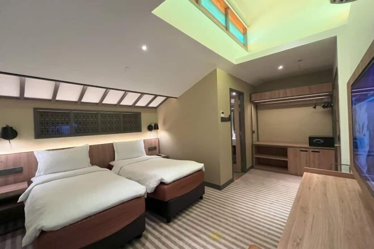 In-room safe, desk, iron/ironing board, free WiFi