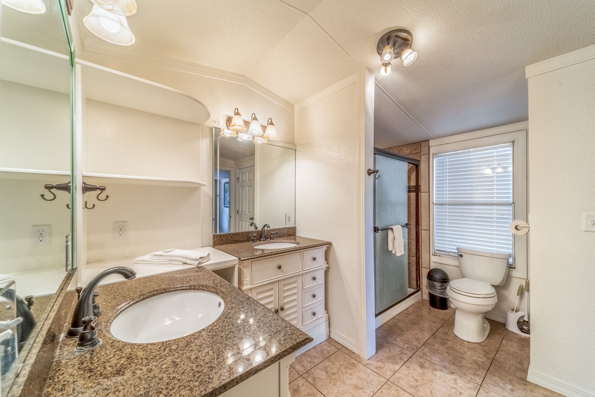 Combined shower/tub, towels