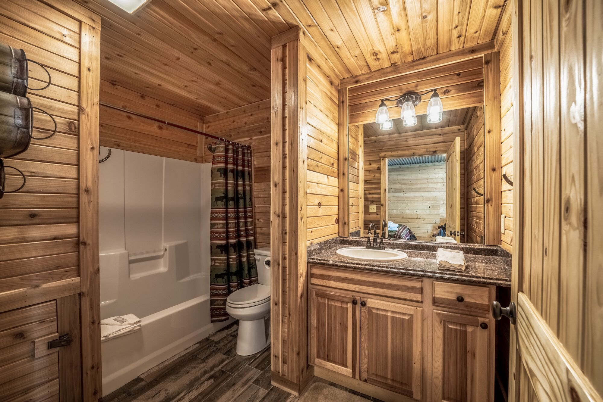Combined shower/bathtub, towels