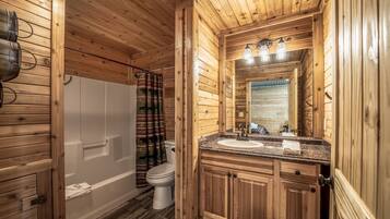 Combined shower/bathtub, towels